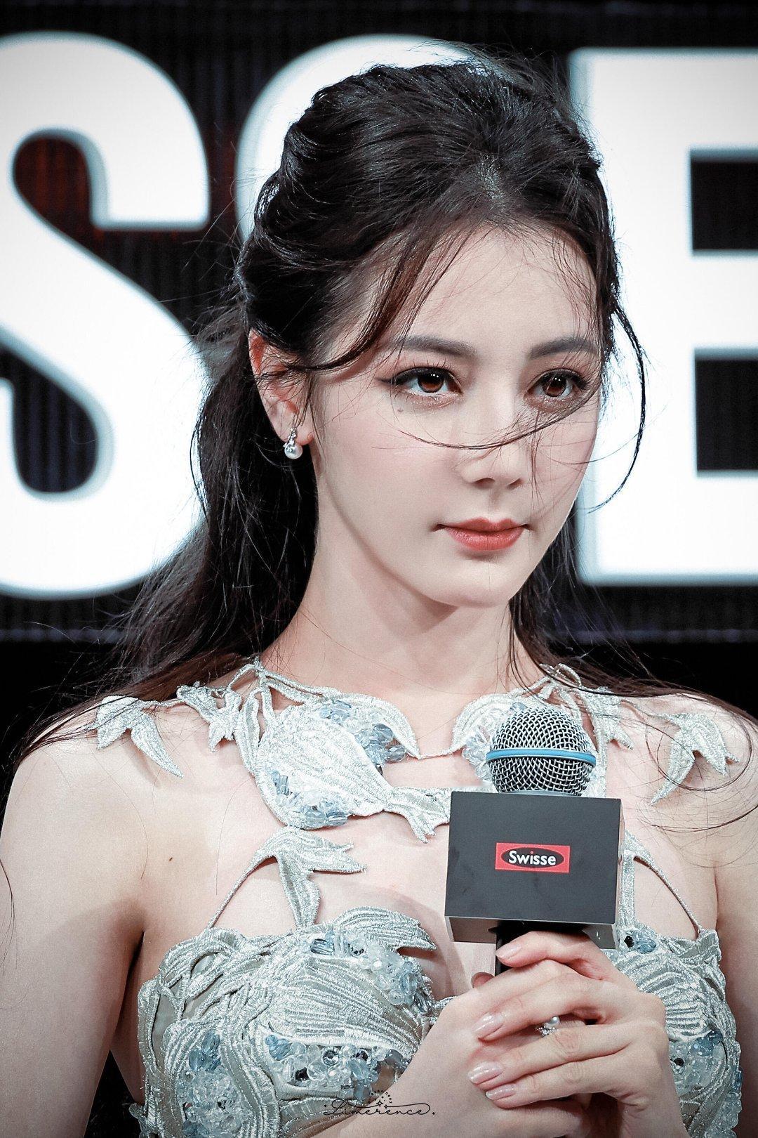 我是真喜欢她的原生唇啊当迪丽热巴的站姐后期很轻松吧套个滤镜就可以出了​​