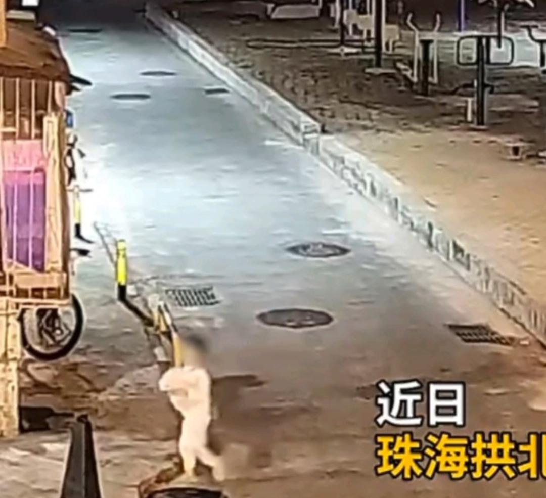 凌晨4点珠海街头一幕看哭众人！小男孩抱着被子赤脚独行，边走边哭太揪心了！谁