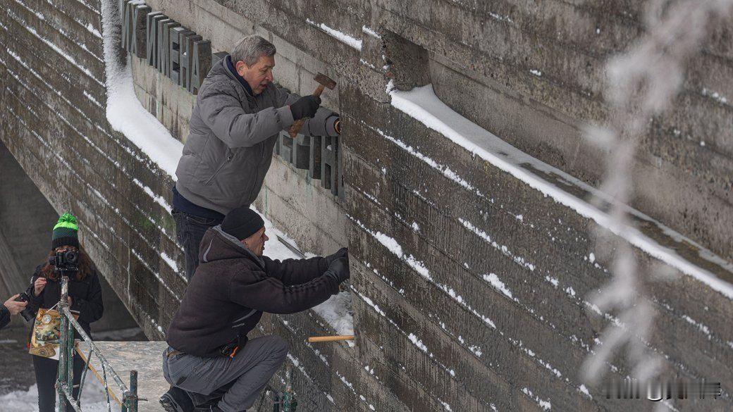 【基辅卫国战争博物馆拆除俄文纪念铭文】基辅战争博物馆俄文铭文由馆长亲自主持
