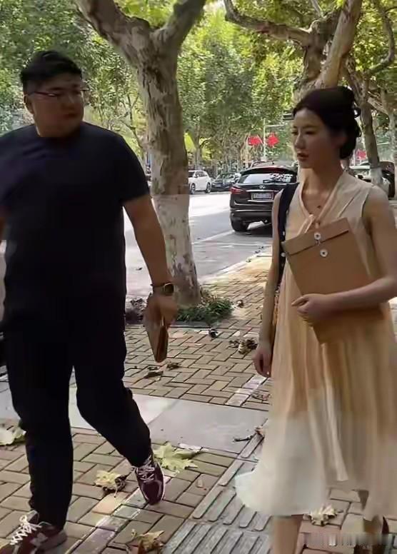 千万粉丝网红“猴哥说车”离婚这事闹得沸沸扬扬。他们曾是“网红神仙眷侣”，20