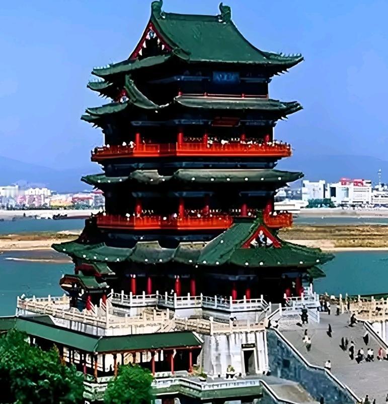 中国四大名楼都有哪些?滕王阁，临江雄峙，雕梁画栋，飞檐翘角尽显江南楼阁的精巧灵秀