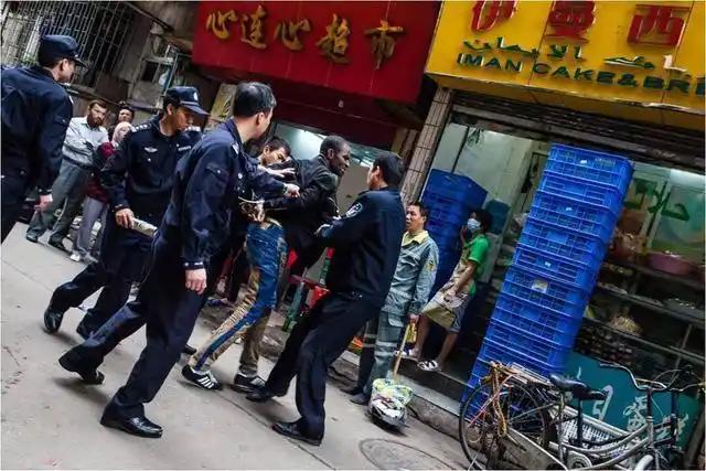 广州出台新规，举报三非外国人最高奖励两万元，近日广州公布了举报外国人违反出入境管