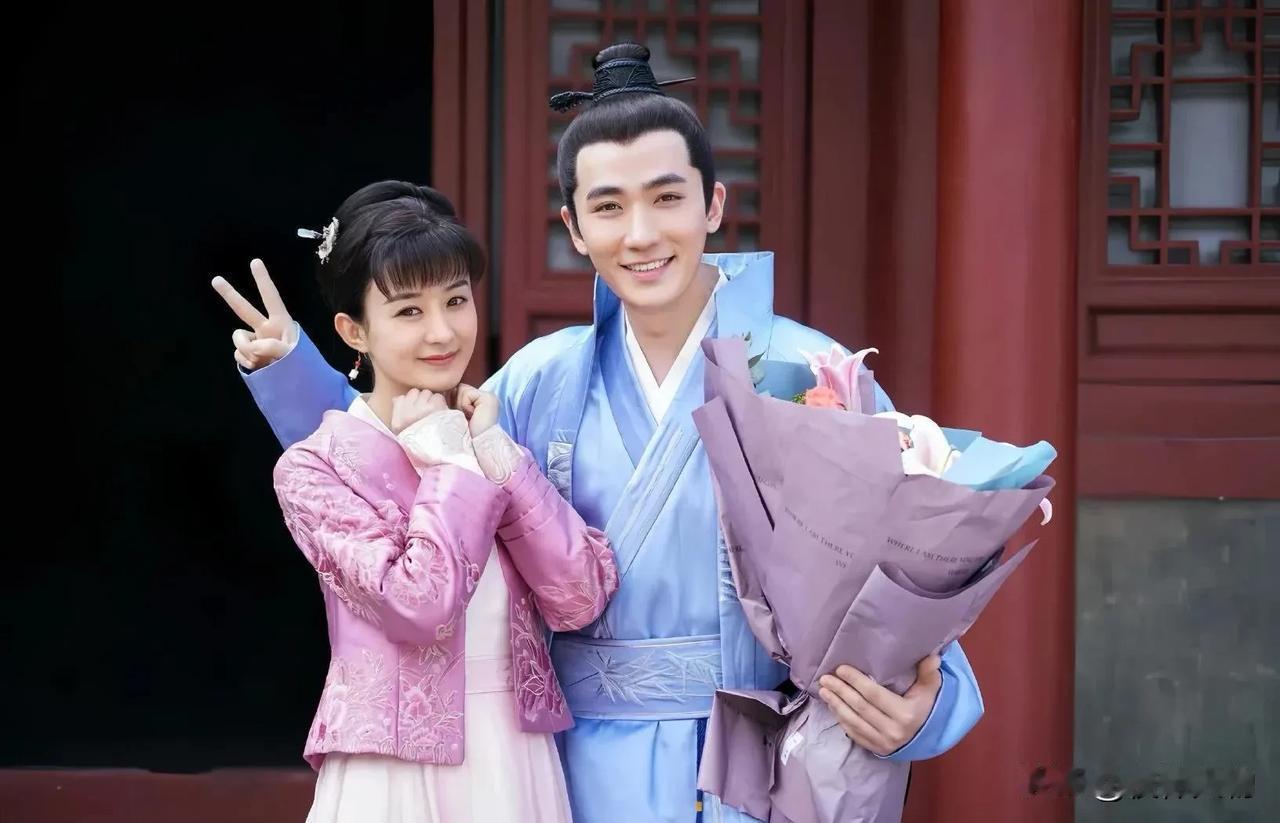 2018年《知否》发布会上，冯绍峰对朱一龙说：“你长得像梁朝伟。”朱一龙看看身旁