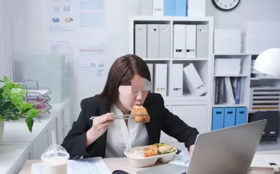 上海，女子早上没有吃饭，抽空用玻璃杯冲泡奶粉，结果玻璃杯炸裂导致下肢被开水烫伤。