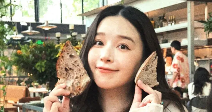 阚清子高尔夫初体验：困到眼皮打架侧颜却美得像开了滤镜