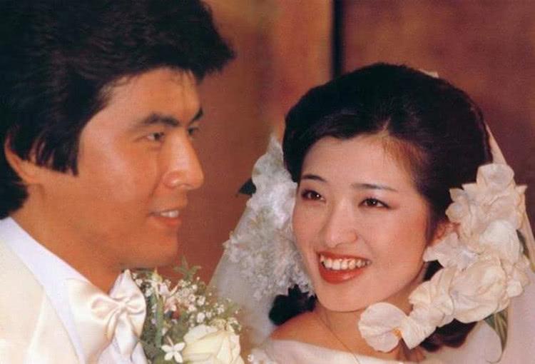 大家喜欢山口百惠，不只是喜欢她清纯的长相，更是迷恋真实，克制，懂得取舍的完整人生