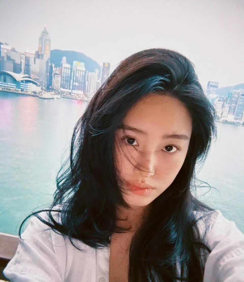 越来越搞不懂杨采钰以前陈金飞都大方承认了现在这个年轻有为的青年才俊她怎么