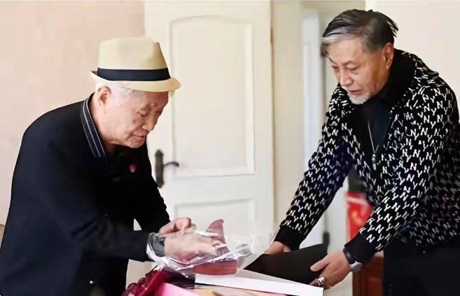 钱再多有什么用？原来牛犇的儿子王侃，根本不是淋巴癌去世的，他的老朋友站出来发声