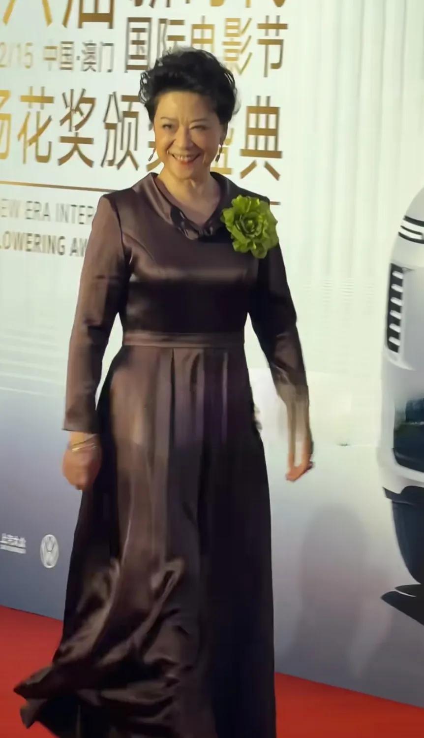 王馥荔76岁这状态真好。落落大方，优雅漂亮天下第一嫂。还培养了优秀的儿子。