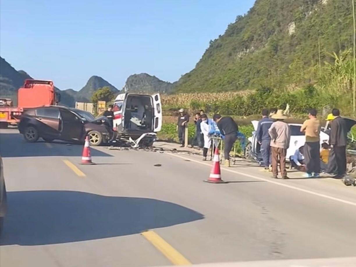 “飞来横祸，想躲也躲不过吧！”广西一名女子开车在路上正常行驶，突然遭到前面会车直