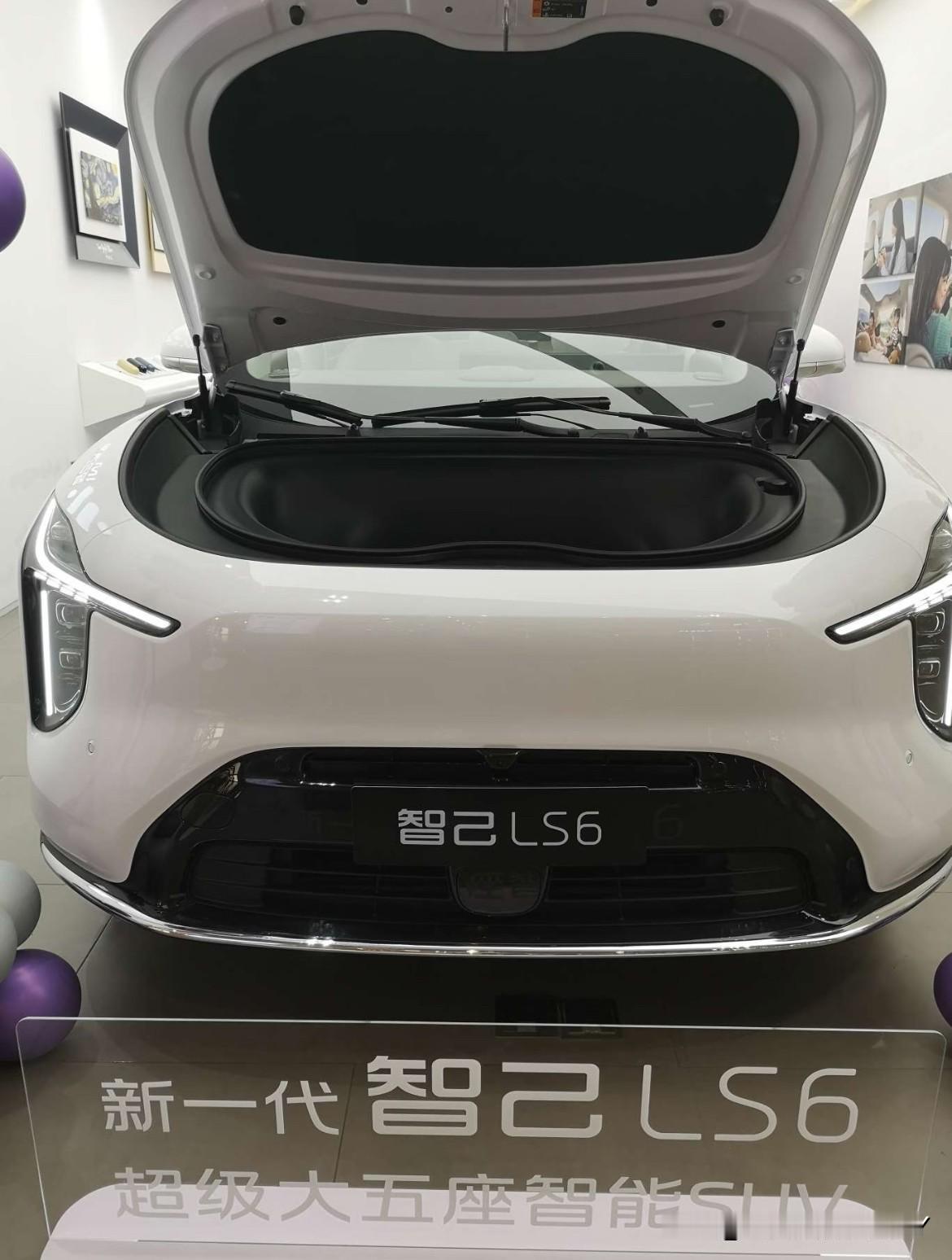 新一代智己LS6上市发布的时候去4S店匆匆看了一眼，由于有急事只看了个预售价没有