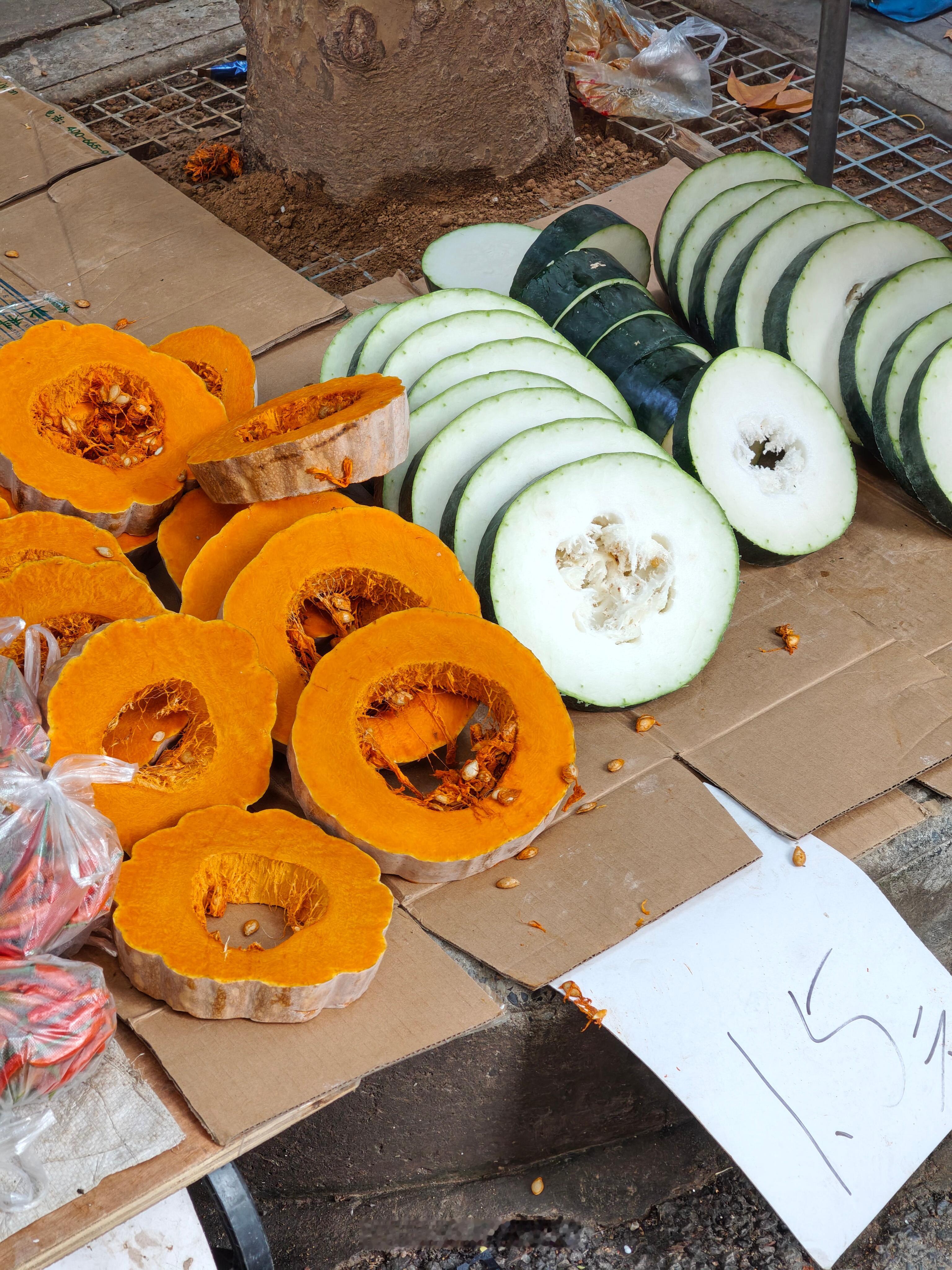 老板也是大气，先把冬瓜北瓜咔咔一顿切，也不怕卖不掉[捂脸哭][捂脸哭][捂脸哭]​​