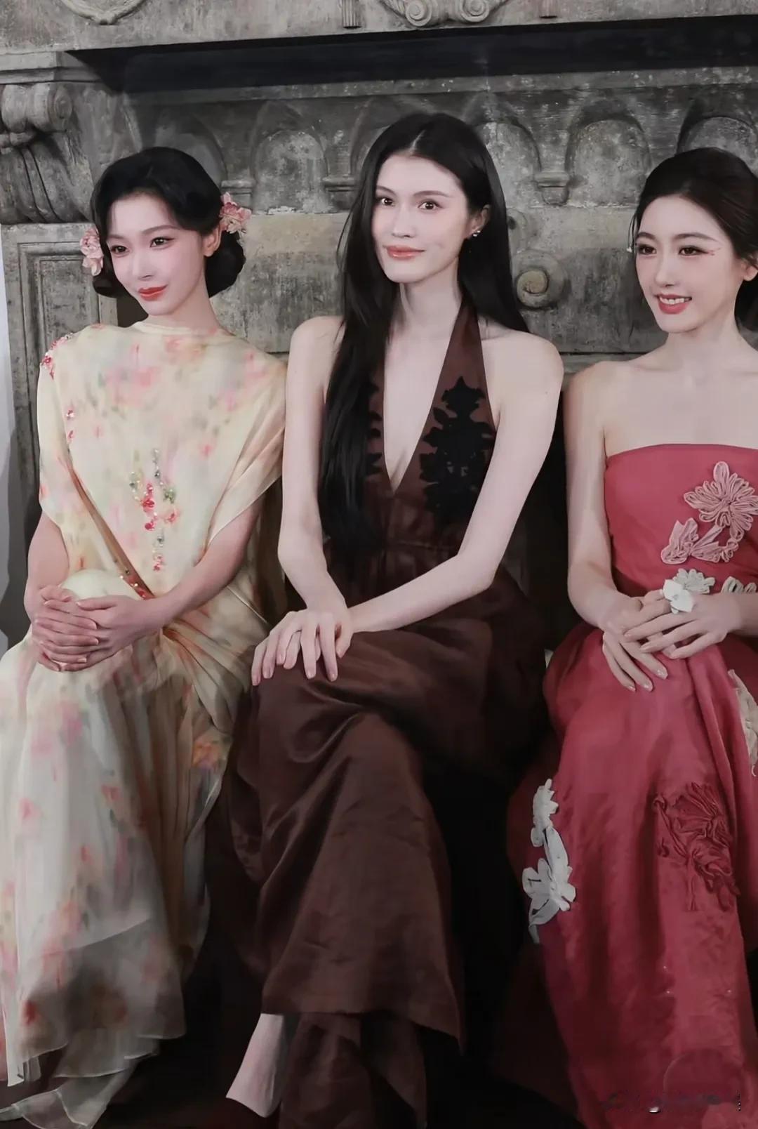 超模就是超模，和网红就是有区别的，单看还没有感觉，放在人群中，特别有辨识度，特别