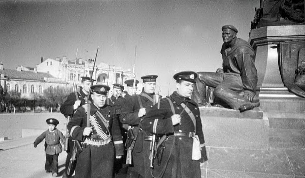 1942年，卫国战争期间，塞瓦斯托波尔，纳希莫夫广场。一队红海军士兵正从纪念碑前