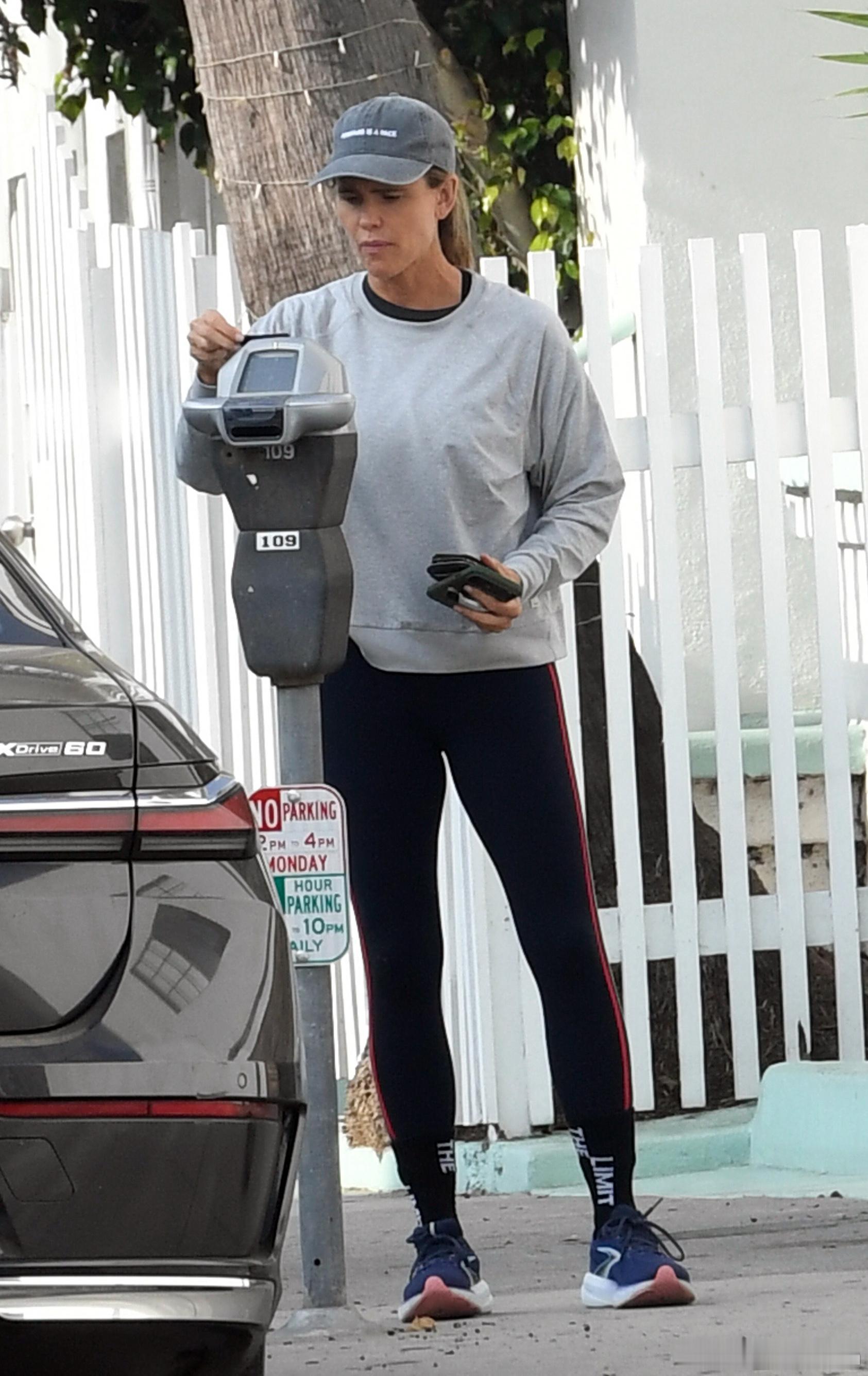 詹妮弗加纳在洛杉矶外出，加纳姐健身后前往一饮品店买果汁，两手拿了三杯饮品还有手机