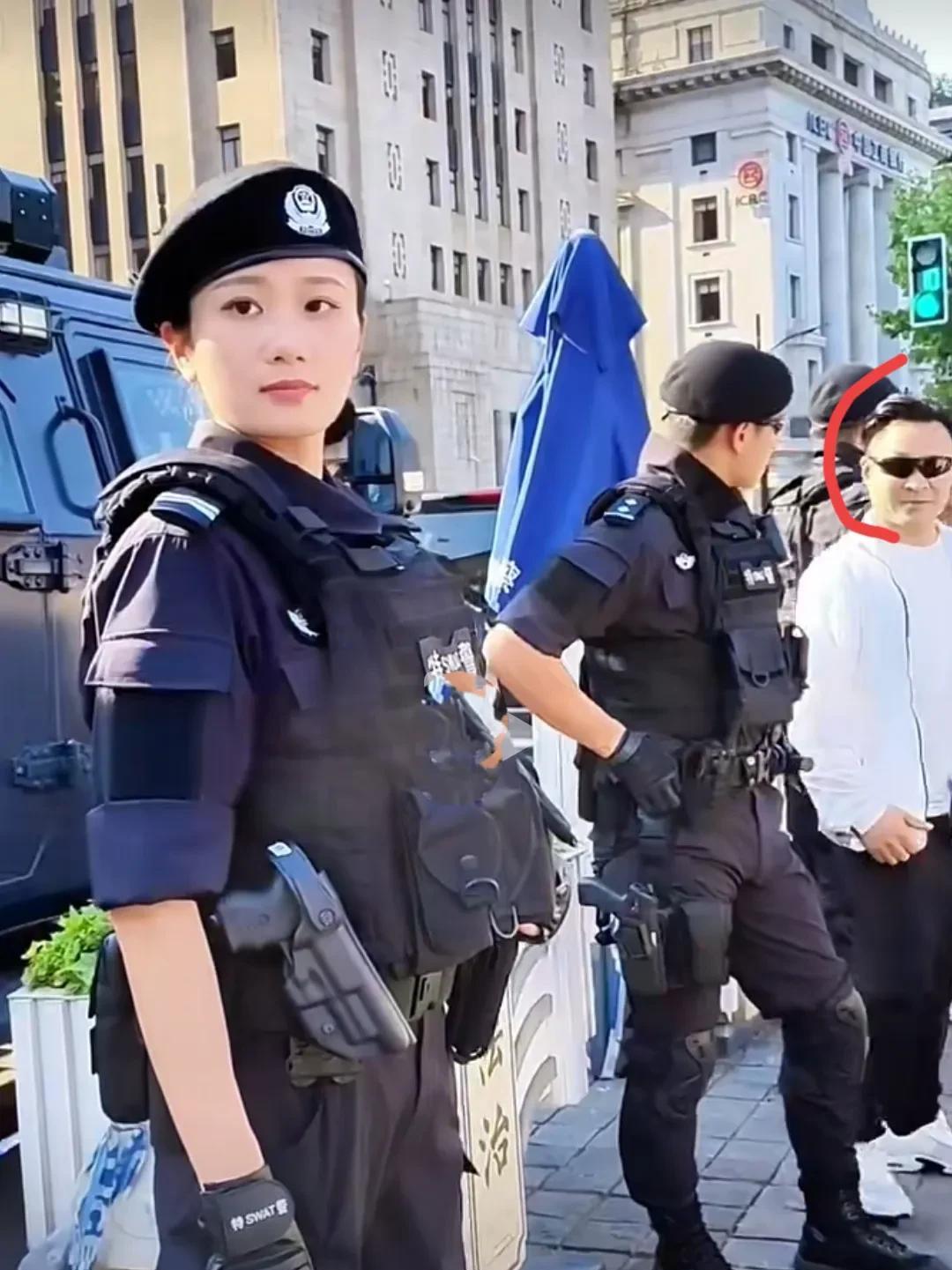 上海外滩执勤的女特警英姿飒爽，巾帼不让须眉，肤白貌美大长腿，成为外滩一道亮丽的风