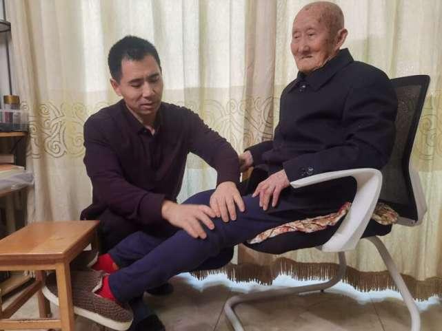 成为武警上校军官，他最先做的不是庆功，而是申请带父上岗。单位得知这段特殊父子情后
