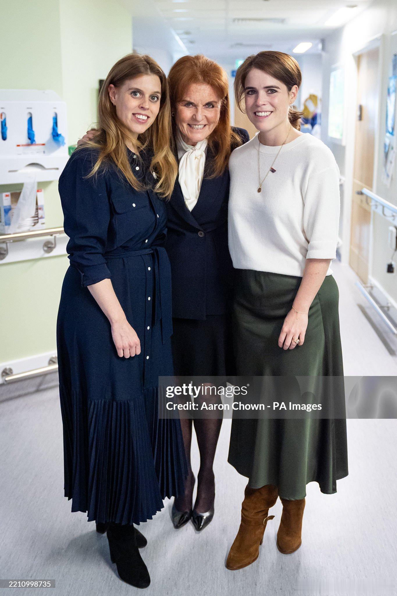 英国安德鲁王子被剥夺头衔很多童鞋问，安德鲁被剥夺一切头衔尊称后，他的两个女儿会