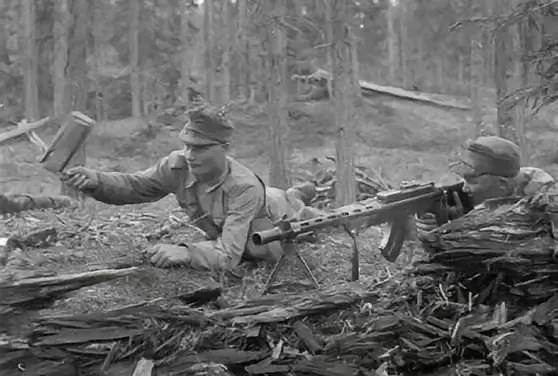 第一次看到这种机枪，看到有人说这机枪是捷克式轻机枪，这事儿还真得细琢磨。捷克式轻