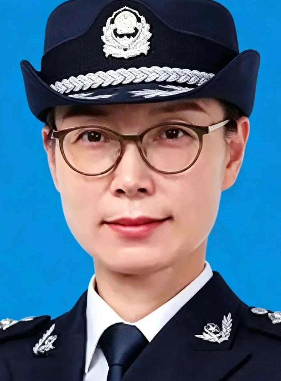 王泽郁，1969年生，云南省昆明市公安局五华分局禁毒大队警长。谁能想到这位临近