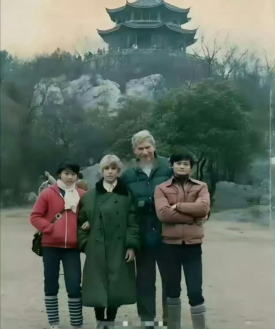 马云当年的打扮，不会真的有人相信他说他自己是寒门吧[笑着哭]​​​