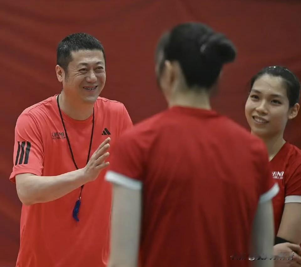 中国女排备战明天晚上打法国女排的比赛！吴梦洁这扣球高度有点恐怖啊，你看图二这张照