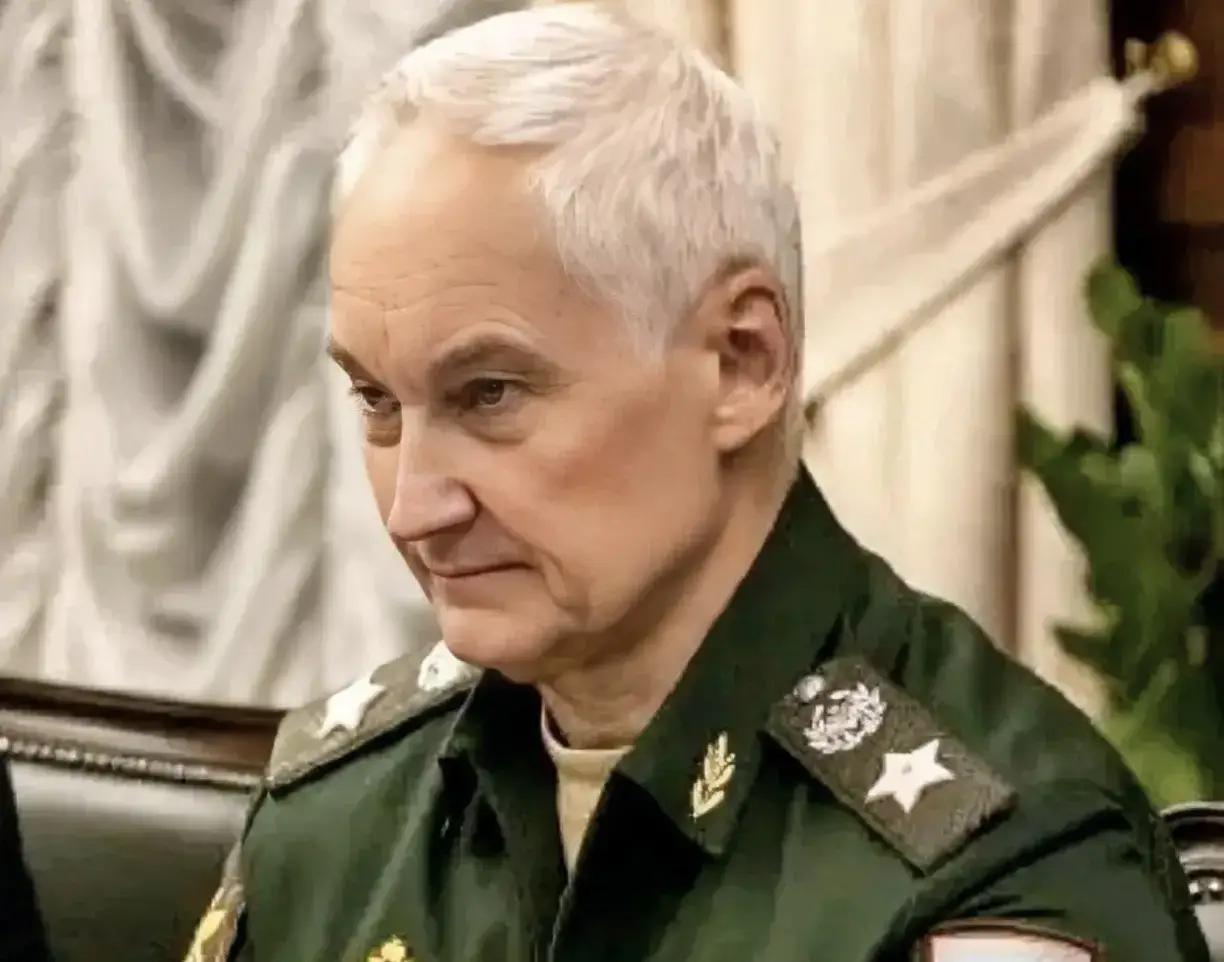 来自美国《防务新闻》10月28日消息说，一架俄罗斯伊尔76运输机于26日降落委内