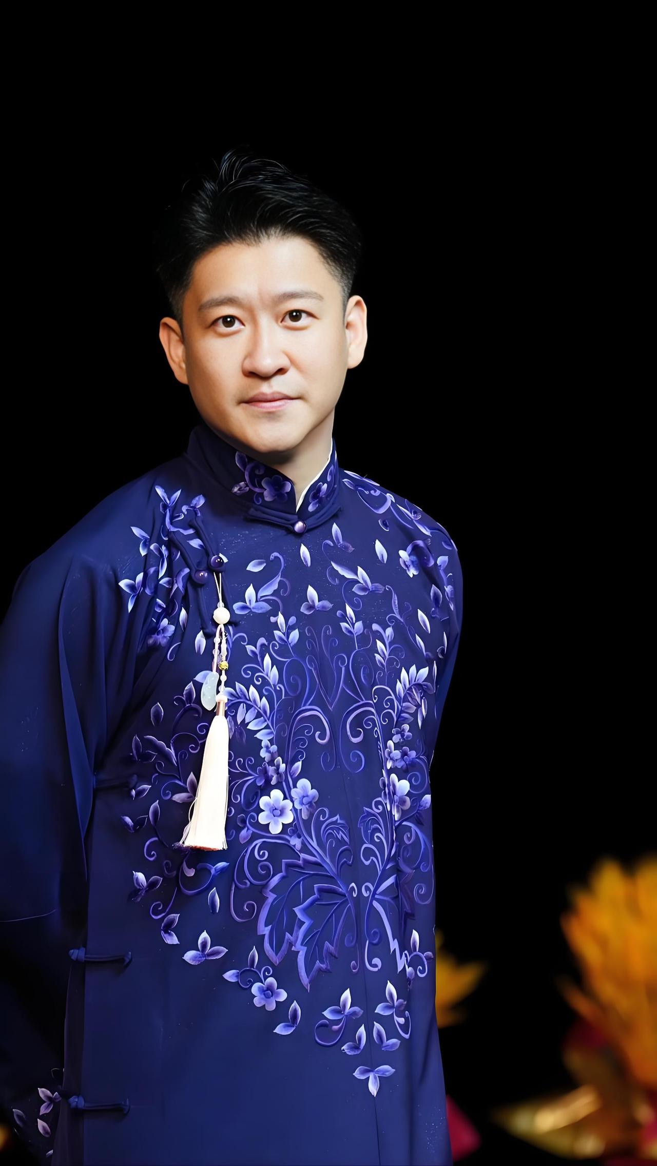 40岁的曹云金，再次因为负面消息站在了风口浪尖。一段北京街头不雅行为的视频，像一