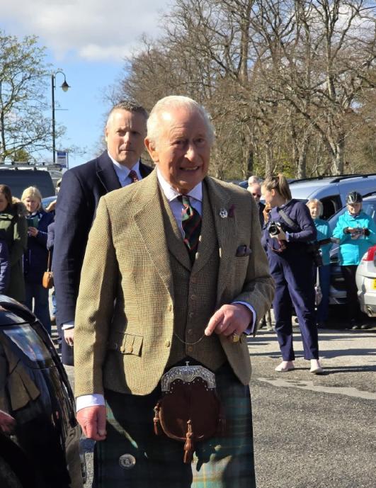 他一生隐忍，当了69年太子才转正，和戴安娜王妃的15年婚姻中，对方有7位情人。