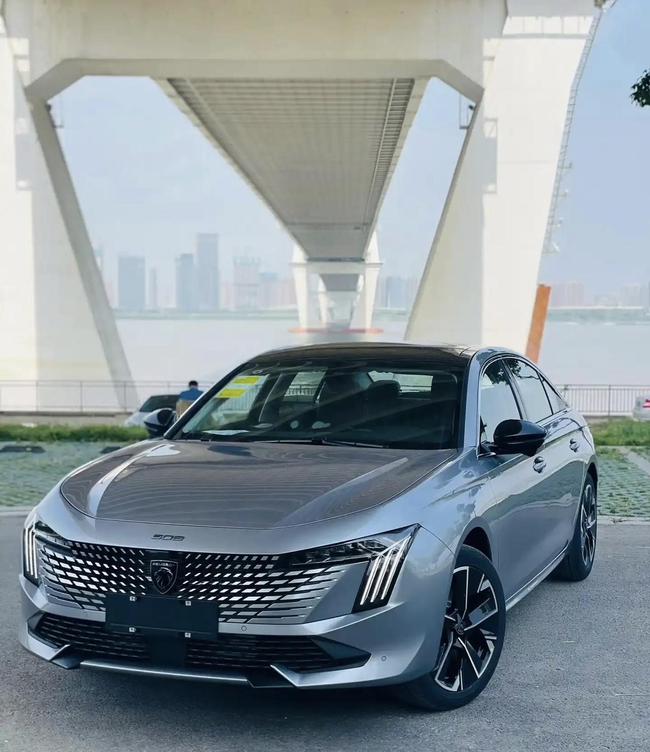 简单聊聊标致508L这款车，价格14.67万起，高配17.77万，1.8T发动机