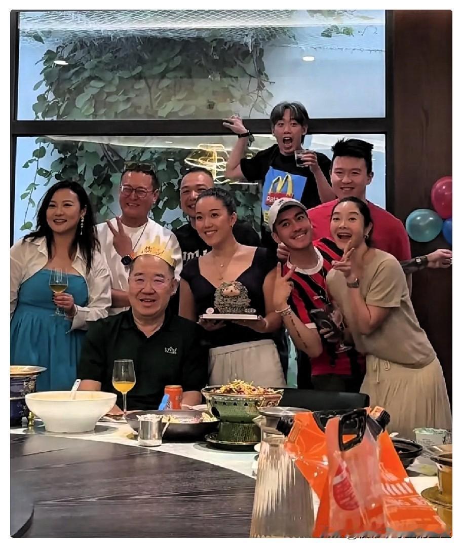 英达这下笑不出来了，不是他又离婚了，而是他办66岁寿宴，大儿子巴图没到场，2