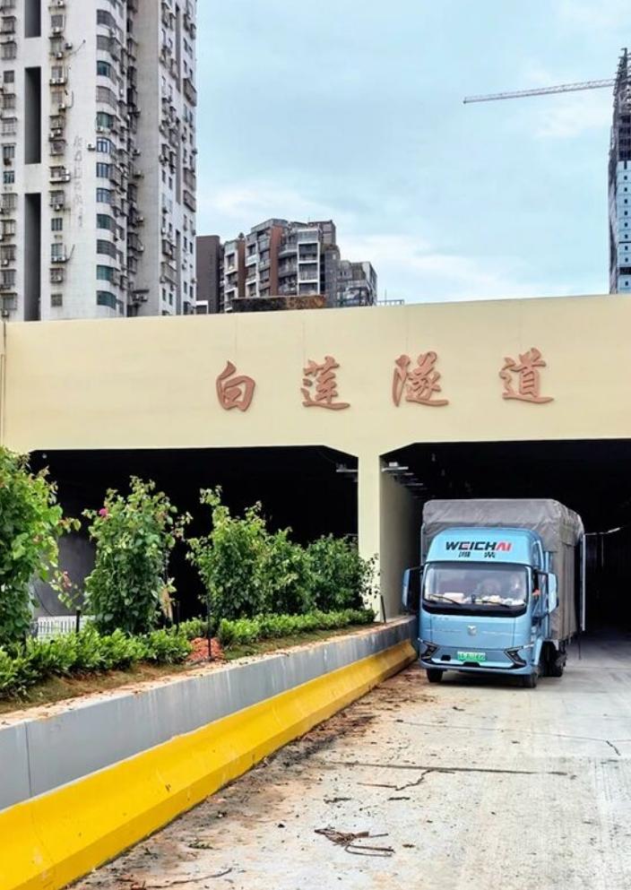 一条被催了整整一年的隧道，终于要通车了！去年年底，一位珠海市民在「民声99」