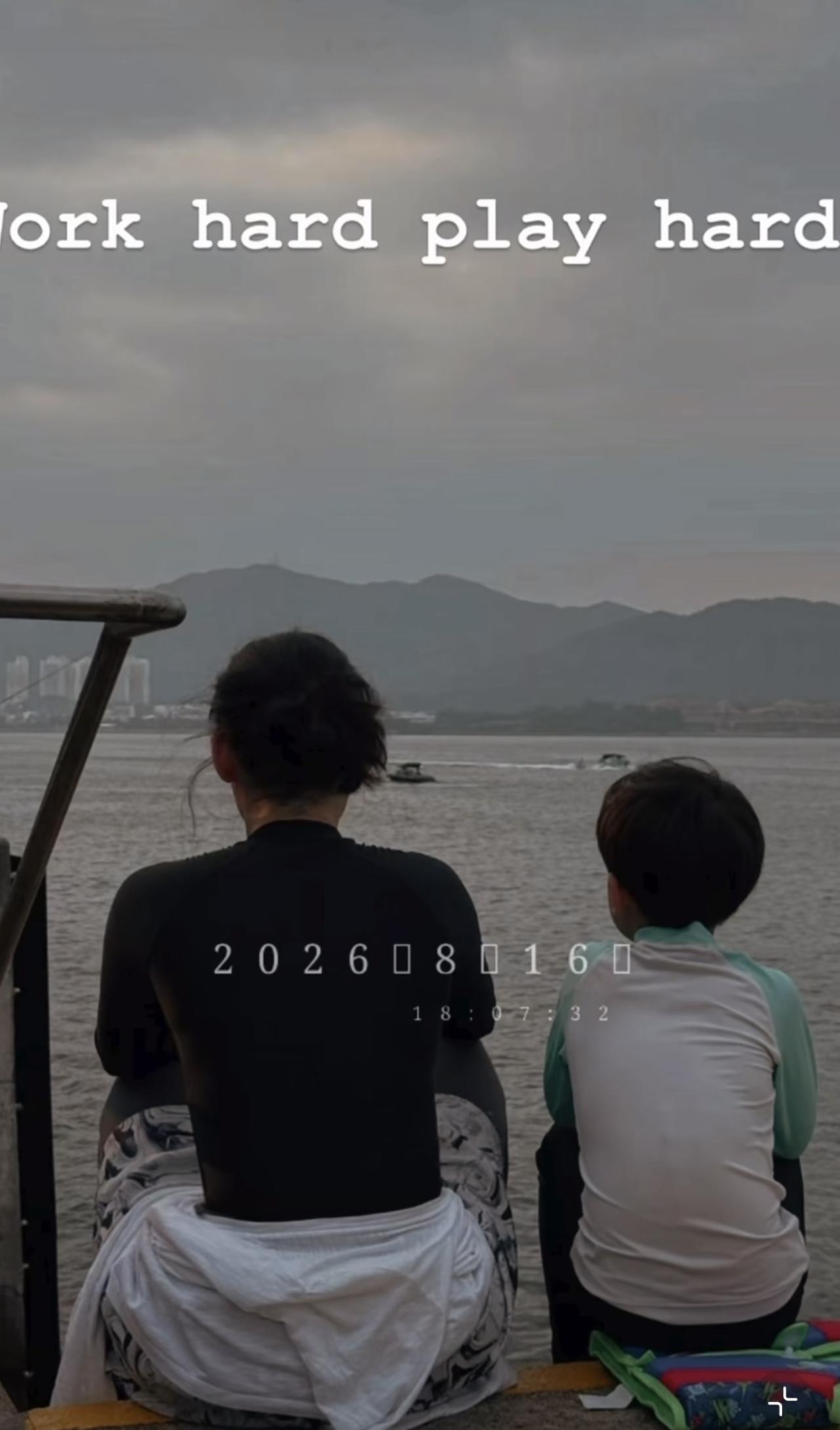 46岁张柏芝带小儿子出海，7岁张礼承罕露面，和妈妈在海边拍照，虎头虎脑的很可爱。