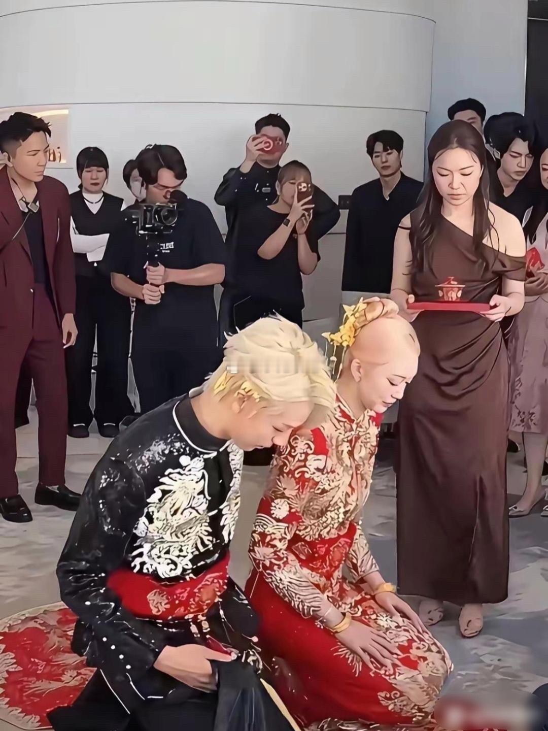 应该不止我一个人会看成光头新娘吧