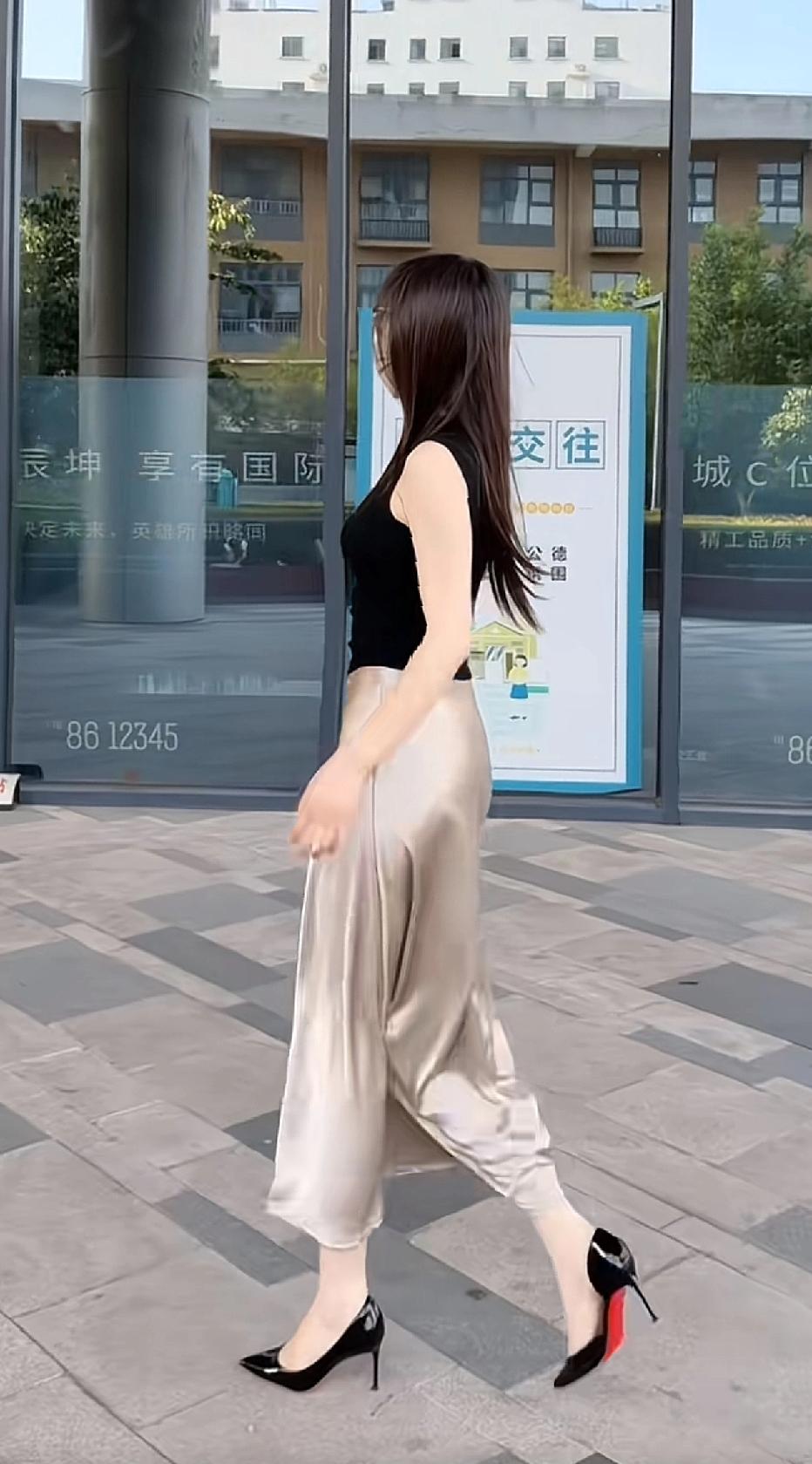 穿着高跟鞋，走路真带劲！