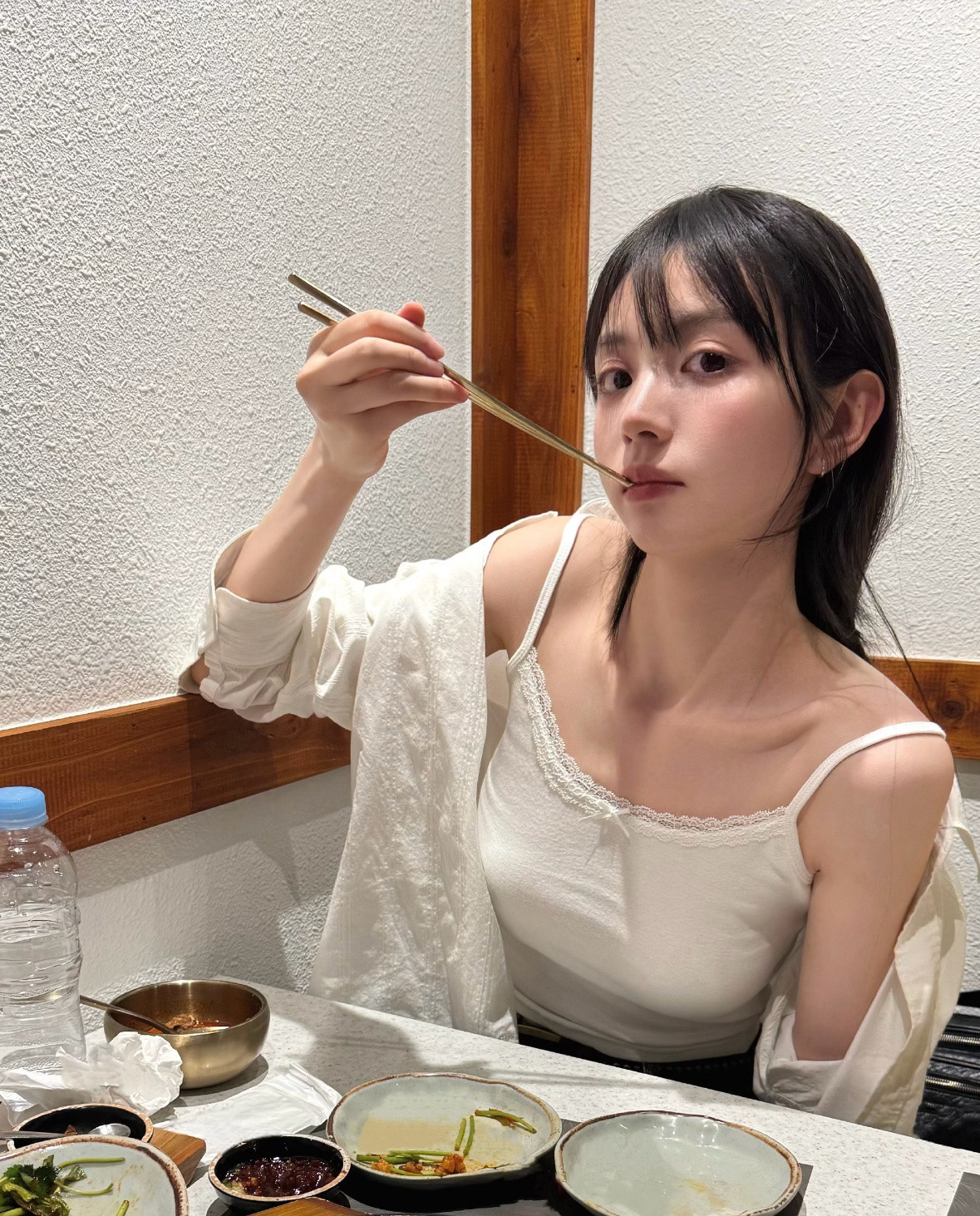 上海偶遇田曦薇逛街是谁在上海街头偶遇田曦薇逛街！运气也太好了，线下真人甜度直接翻