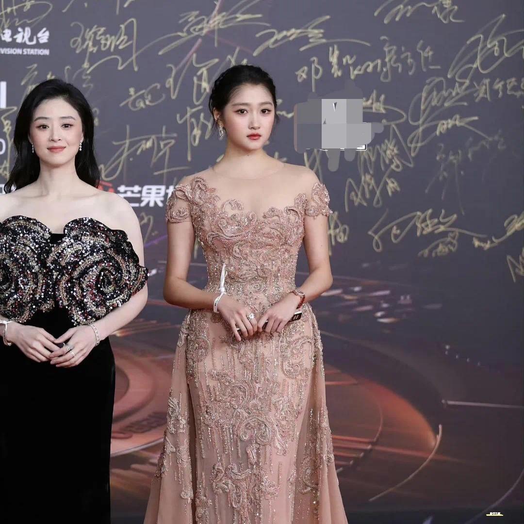 不得不承认，蒋欣确实是这几个人当中，最白、最美的人。蒋欣都42岁了，但是在她