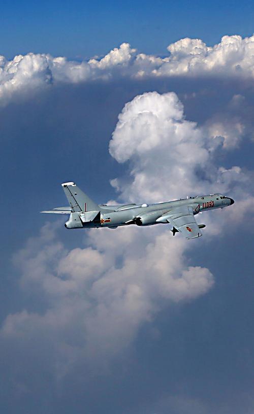 轰6K巡航台海，美台集体失声！最近，台海局势的两个画面形成鲜明对比：一边是解