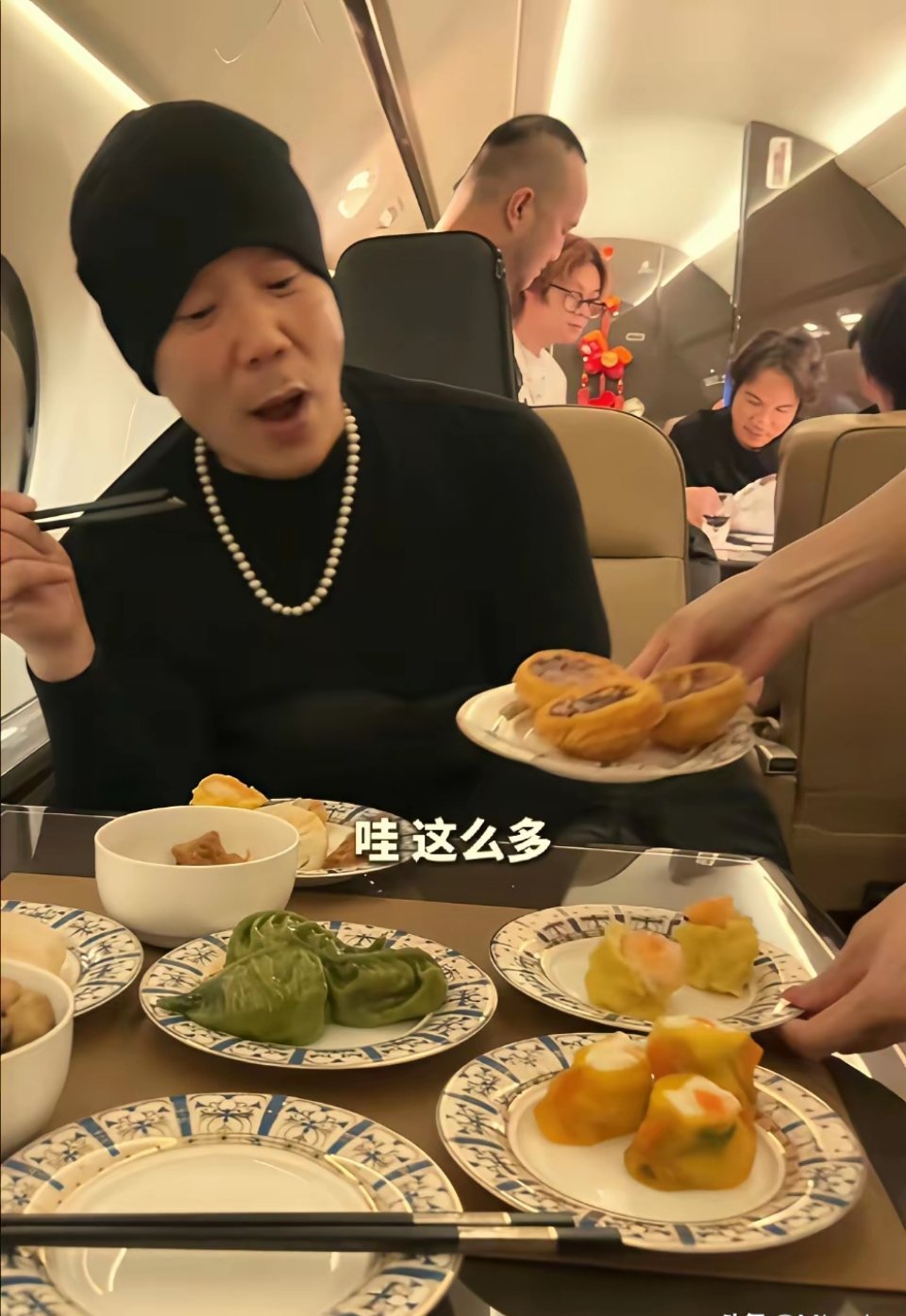 任贤齐的这份飞机餐，也太豪华了吧！这满满一桌的配置，简直是把餐厅搬上了飞机。不得