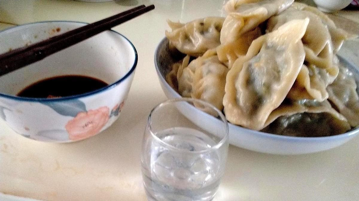 退休后的老年男人，每天吃晚饭的时候都喜欢喝点小酒。拍一根黄瓜，就是下酒菜，再有