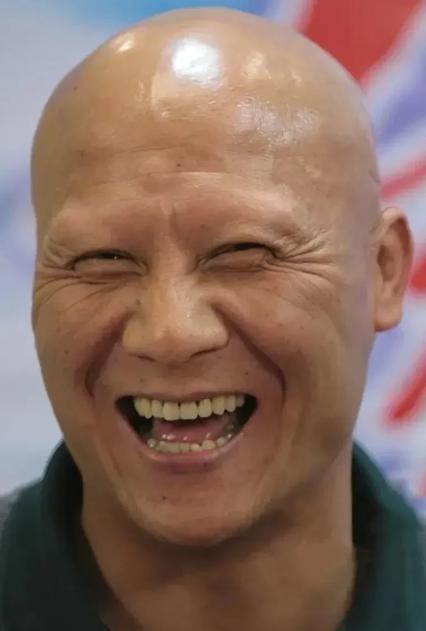 一次，计春华去福建旅游，他来到一个名胜古迹售票处，笑着对售票的大爷说：大爷，你好