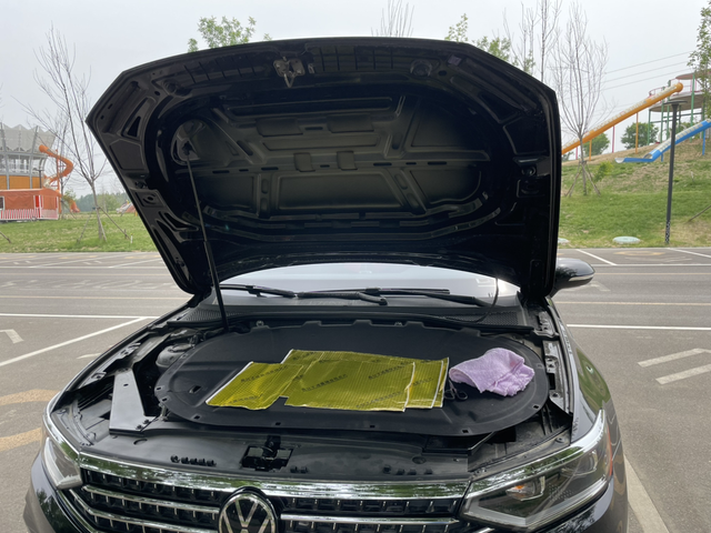 迈腾330改隔音自己动手第一天，发动机盖贴止震板、隔音棉。机盖敲着声音没那么