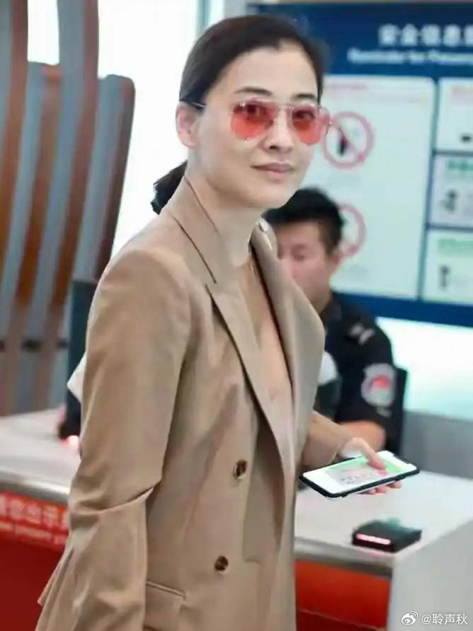 51岁梅婷机场一改低调，美拉德西装配红色墨镜，气场超强​​​
