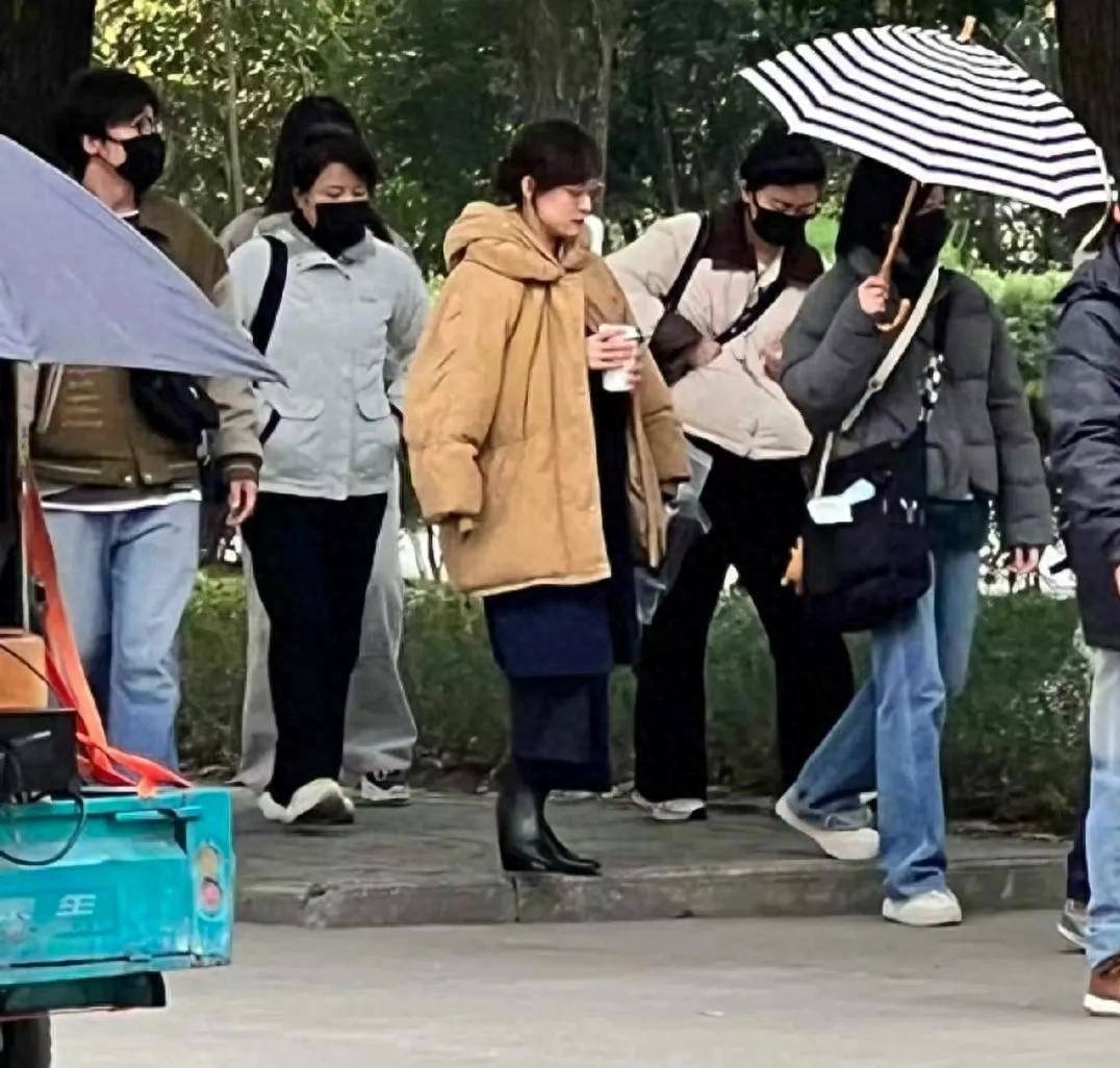 孙俪在拍摄新剧《执迷》的片场被拍到身穿一件卡其色羽绒服，网友发现这件羽绒服是她2