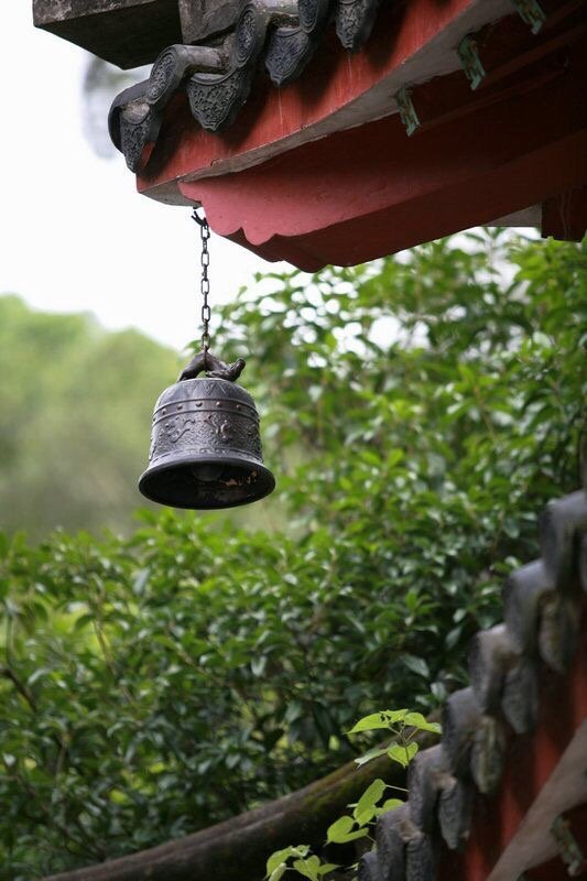 真正的从容不是躲避喧嚣与纷争，而是平静地对待生活。——贾平凹《愿人生从容》
