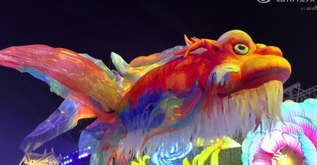 济南搞的这个奇形怪状的鱼飞哪儿去了？据传飞到淄博去了，这一失误上了热搜，真有点无