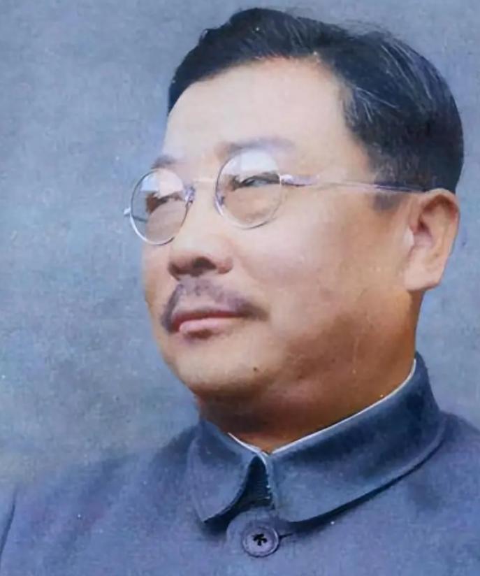 1949年，李克农突然笑问毛主席：“主席，你知道美国总统每天上班后的第一件事是什