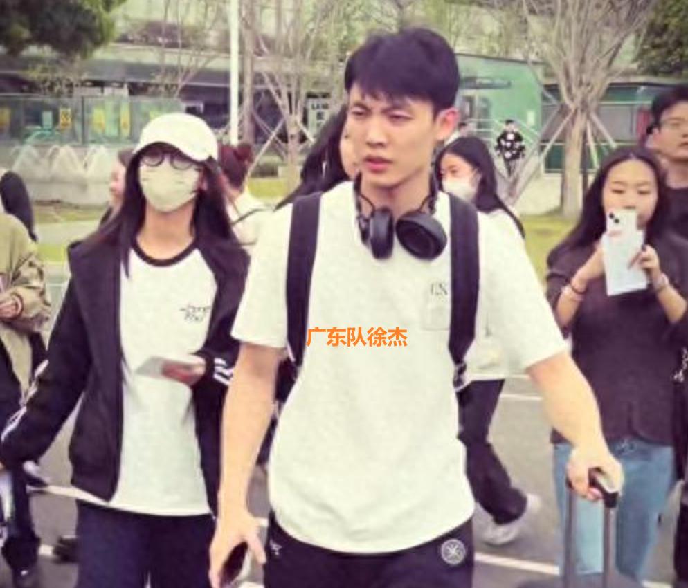 广东队已经抵达成都，很多球迷迎接，胡明轩表情凝重，徐杰情绪低落！近段时间，对于