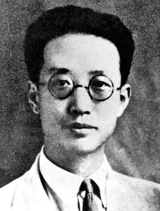 一同参观瞿秋白纪念馆，朋友问道：“瞿秋白相当于什么地位？”淡然一笑：“他是党内极