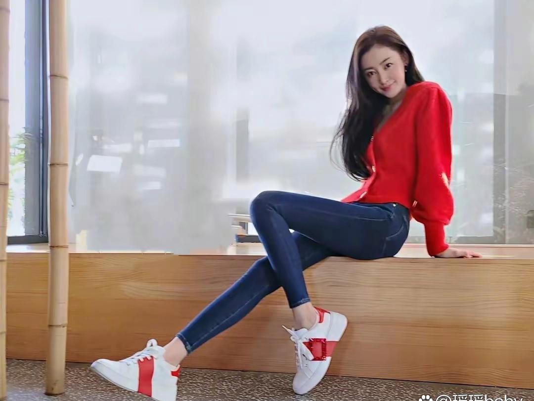 张天爱紧身牛仔裤看起来很青春很有活力